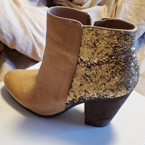 Vince camuto beige gold booties (rarely worn) - Picture 5 of 9